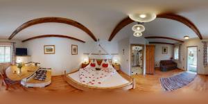 ein Wohnzimmer mit einem großen Bett in der Mitte eines Zimmers in der Unterkunft Weingut Bohrn Himmelbett in Herrnbaumgarten