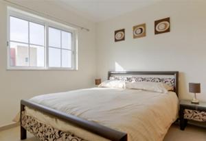 阿亞蒙特的住宿－5 Bedroom Villa Pool and Garden，一间卧室设有一张大床和一个窗户。