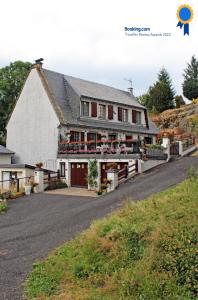 Saint-Genès-ChampespeにあるLa Cascade Fleurieの道路脇の家