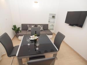 TV a/nebo společenská místnost v ubytování Apartments Karlo