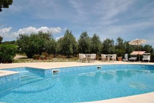 basen z krzesłami i parasolem w obiekcie Uva & Stelle Maison in collina di Sperlonga w mieście Itri