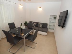 sala de estar con mesa de comedor y sofá en Apartments Karlo en Makarska