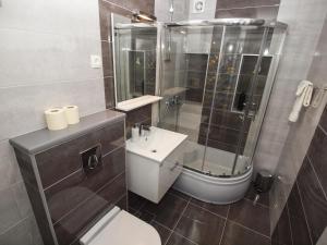 Koupelna v ubytování Apartments Karlo