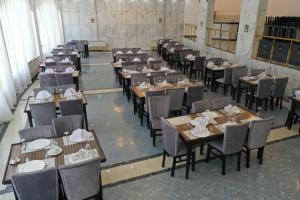 a dining room filled with tables and chairs at Jewel Fayed Hotel in Fayed