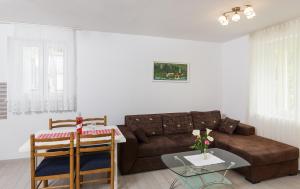 sala de estar con sofá y mesa en Villa Celenca, en Mokošica