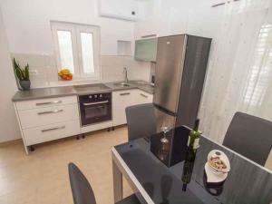 Kuchyň nebo kuchyňský kout v ubytování Apartments Karlo
