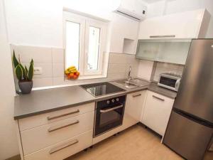 Kuchyň nebo kuchyňský kout v ubytování Apartments Karlo