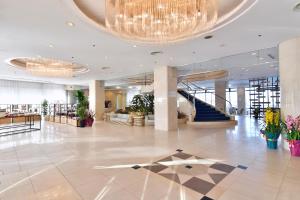 a large lobby with a large chandelier and a staircase at The Gran Resort Elegante Shirahama in Shirahama