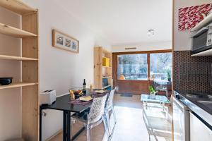 eine Küche und ein Esszimmer mit einem Tisch und Stühlen in der Unterkunft La Pique in Luchon