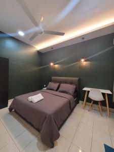 um quarto com uma cama e uma ventoinha de tecto em Ipoh Meru Modern Cozy Home NAZ IPOH HOMESTAY em Ipoh