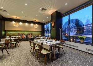 Um restaurante ou outro lugar para comer em Holiday Inn Vilnius by IHG