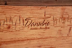 ドナウヴェルトにあるDanubio an der Donau - Donau-Resoriumの木の壁の看板