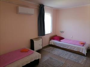 A bed or beds in a room at Cserke Gyöngye Apartman