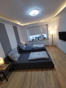 Un televizor și/sau centru de divertisment la Frisch sanierte Ferienwohnung 2 min vom Südstrand - Balkon - PAY TV +10 fotografii