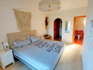1 dormitorio con 1 cama con edredón azul en B&B Vista Mar, en Benissa