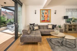 un soggiorno con divano e tavolo di K luxury residence a Spalato (Split)