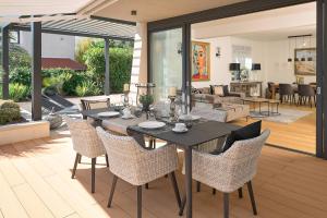 jadalnia ze stołem i krzesłami w obiekcie K luxury residence w Splicie