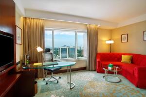 Телевизор и/или развлекательный центр в Holiday Inn Dhaka City Centre by IHG