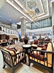 チェンマイにあるアモラ ターペー ホテル チェンマイのソファとテーブルのあるホテルのロビー