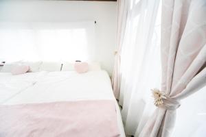 Una cama o camas en una habitación de Miraie Yokkaichi Kitahamacho