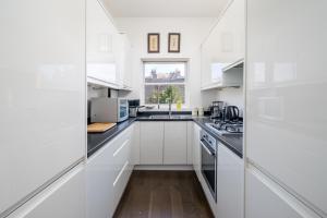 Elegant 2-bed flat with communal garden in Wimbledon, South West London