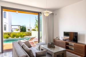 TV a/nebo společenská místnost v ubytování Villa Beach Heaven(Laurus 1), walking distance to the beach