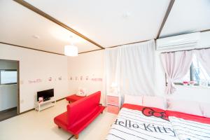 Una cama o camas en una habitación de Miraie Yokkaichi Kitahamacho