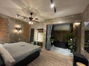 Ένα ή περισσότερα κρεβάτια σε δωμάτιο στο Lucas Inn
