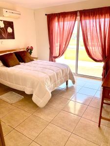 een slaapkamer met een bed en een groot raam bij Nissi3 B1 Lovely 1Bdr Ground Floor Apartment near Nissi Beach. in Ayia Napa
