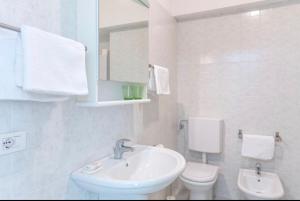 Ένα μπάνιο στο Bilocale Colline di Bardolino 1 +3 φωτογραφίες