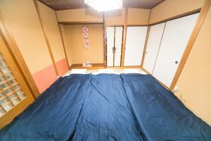 Una cama o camas en una habitación de Miraie Yokkaichi Kitahamacho