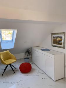soggiorno con sedia gialla e armadio di New apartman Summer a Kaštela (Castelli)