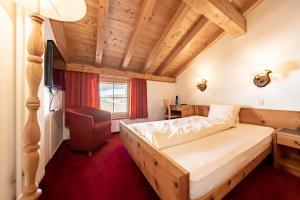 Un pat sau paturi într-o cameră la Hotel Chesa Pool