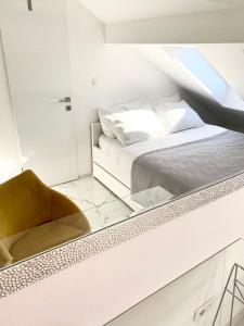 卡斯泰拉的住宿－New apartman Summer，一间卧室配有镜子、一张床和一把椅子