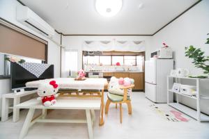 un soggiorno con tavolo e cucina di Miraie Yokkaichi Kitahamacho a Yokkaichi