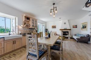 eine Küche und ein Wohnzimmer mit einem Holztisch in der Unterkunft Holiday Home Rustic in Kraljići
