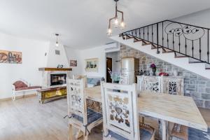 ein Esszimmer und ein Wohnzimmer mit einem Tisch und Stühlen in der Unterkunft Holiday Home Rustic in Kraljići