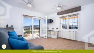 - un salon avec un canapé et une grande fenêtre dans l'établissement Solhabitat Colina Panoramic Views, à Benitachell