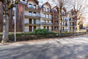 an empty street in front of a large building at Les Jardins de Ramel - Apt proche des pistes avec Wifi in Luchon