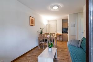 sala de estar con sofá y mesa en Les Jardins de Ramel - Apt proche des pistes avec Wifi, en Luchon