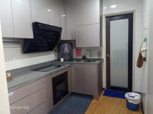 Kuchyň nebo kuchyňský kout v ubytování Sekinchan Paddy via Seaview Home 高楼 看海 稻田 民宿