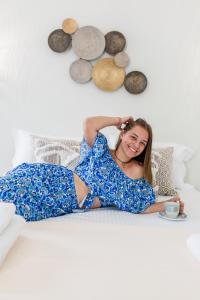 聖安娜納克索斯的住宿－LEMONIA STUDIOS&SUITES，躺在沙发上的穿着蓝色衣服的女人