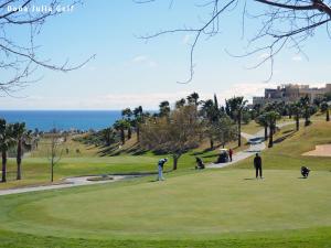 un grupo de personas jugando al golf en un campo de golf en LA PERLA DE LA BAHIA, en Casares