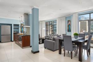 Kuchyň nebo kuchyňský kout v ubytování Icon Luxury Apartments