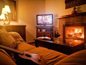 TV a/nebo společenská místnost v ubytování Finca Pil - Casa rural con piscina