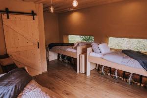 Habitación con 3 camas y puerta corredera en Sleeping with bees - Tourist farm Muha, en Grosuplje