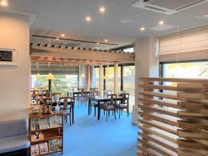 阿南的住宿－Bayside Hotel Ryugu / Vacation STAY 63706，餐厅设有1间带桌椅的用餐室