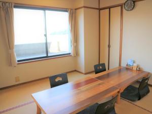 阿南的住宿－Bayside Hotel Ryugu / Vacation STAY 63706，一间带木桌和椅子的用餐室