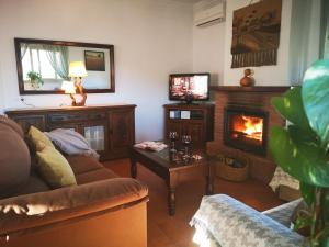 TV a/nebo společenská místnost v ubytování Finca Pil - Casa rural con piscina