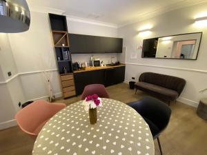 A kitchen or kitchenette at Holidays Suites Navona